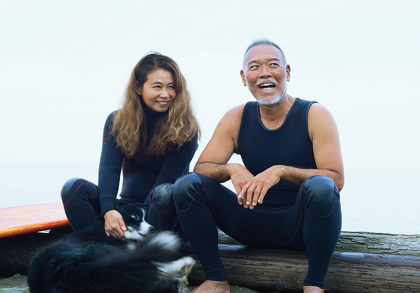 Femme regardant un homme avec une planche de surf à côté d'elle