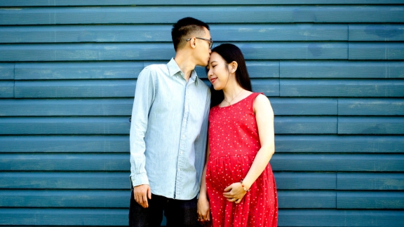 Man giving forehead kiss to pregnant women