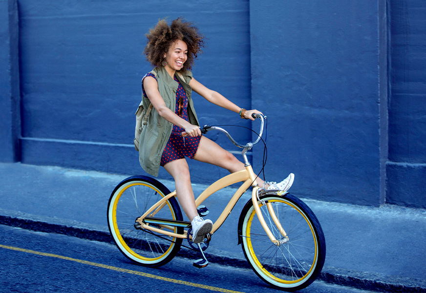 Veselá žena jede na kole