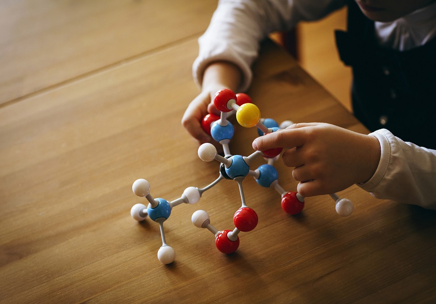 Enfant jouant avec des atomes