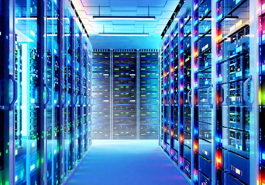 Ein moderner Raum voller Server in einem Rechenzentrum