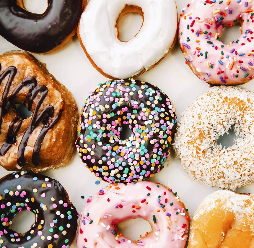 Eine bunte Auswahl von Donuts, mit verschiedenen Glasuren und Verzierungen.