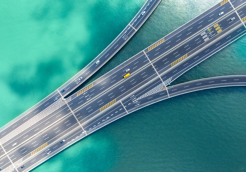 Vogelperspektive auf eine moderne Autobahnkreuzung