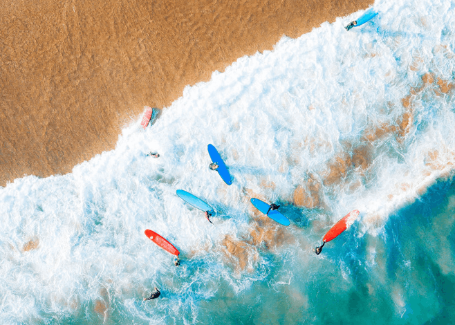 Immagine di una spiaggia e di surfisti