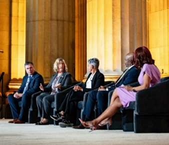 Fotografía de James Slevin, Shebah Carfagna, Nate Wilkins y Gayle King en una cumbre