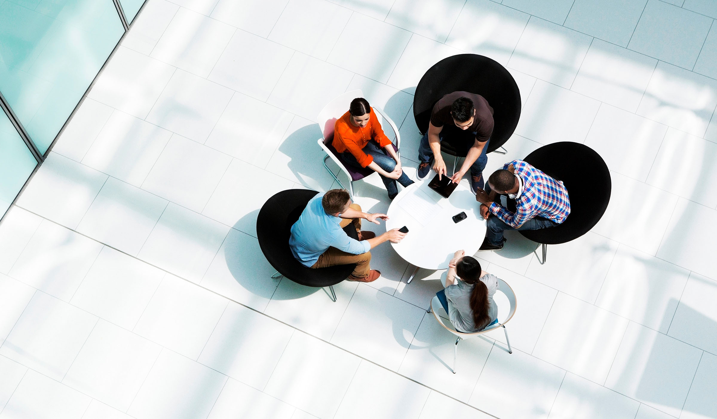 persone sedute su delle sedie