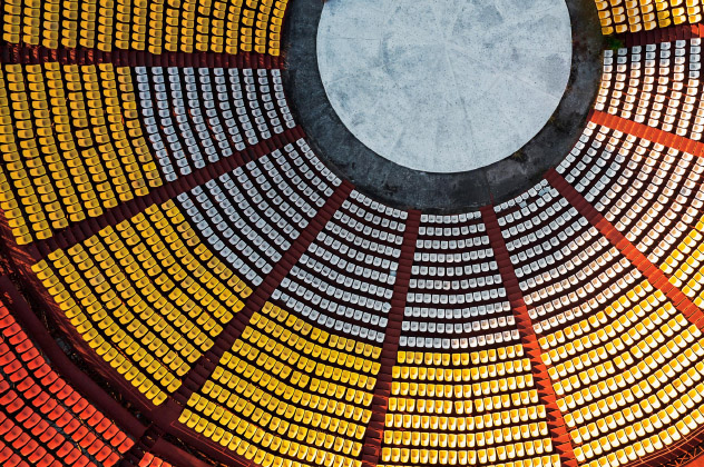 Innenansicht eines runden Saals mit vielen Sitzen